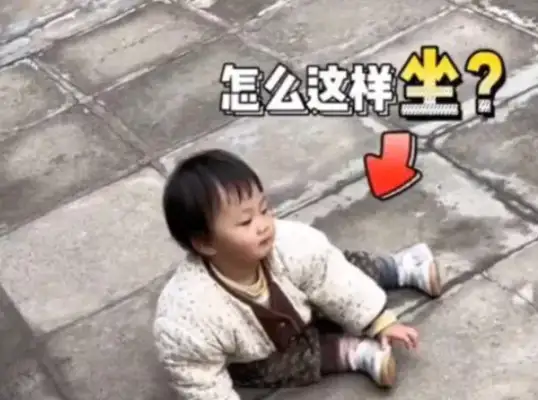 The girl found her daughter sitting in a weird position, looking at the dog's post-speech: her ability to learn is strong