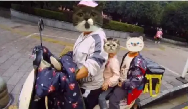 "Drive"! A woman in Tungzhou rides with two kids and takes a dog's pocket. Wind