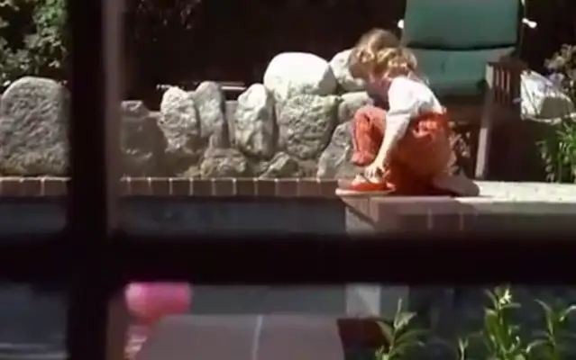 The little girl fell into the water and the dog saved her
