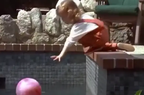 The little girl fell into the water and the dog saved her