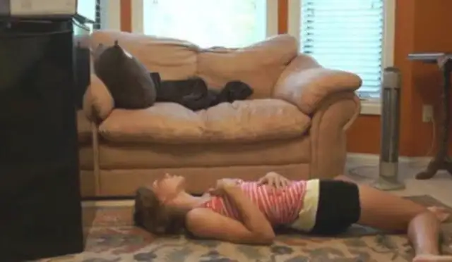 The master fainted around the sofa, and the doggy scene immediately panicked, and then the behavior was so sweet