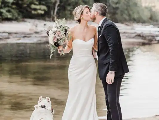 The master brought the dog to the wedding, but this stupid dog