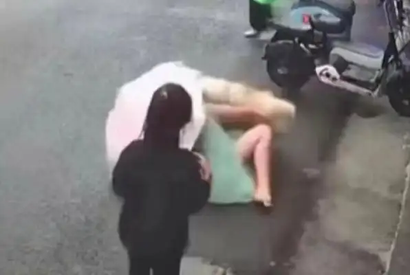 The dog-loving man was caught in a trap. Jiangsu girl was hit with the dog, and she got excited