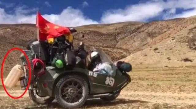 Dogs go to Tibet with their masters, and they fall in love with the waste collections in no-man's land