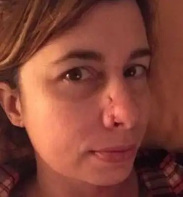 Dogs keep sniffing their noses on a woman, acting strangely to save her master's life