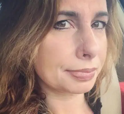 Dogs keep sniffing their noses on a woman, acting strangely to save her master's life