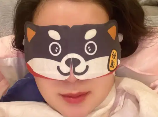 Cats don't want to buy a dog's blindfold, but they're using their claws to cover their eyes