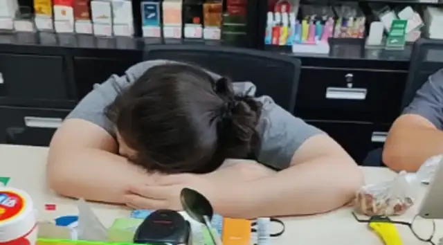 The man saw the cat fall asleep on the table. Netizen: A human version