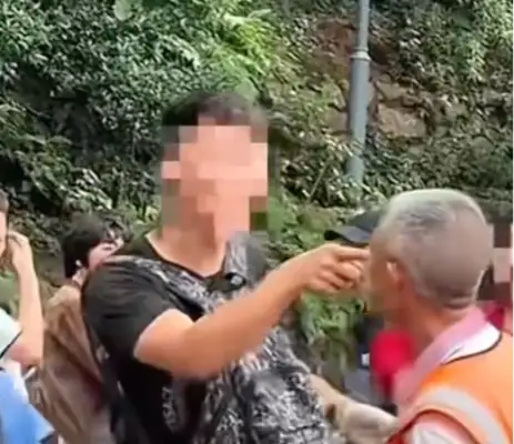 The security guard in Guiyang Xian district attacked the monkey with a slingshot