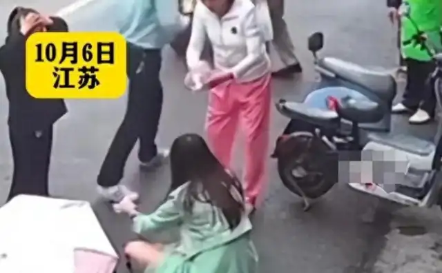 Jiangsu's girl with the girl's face and the dog is torn apart, and she's squeezing her ears and pissing the lion