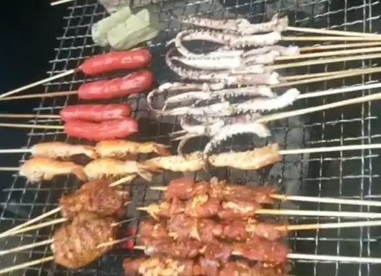The owner's at home, the yellow dog steals the ribs from outside to the owner, the dog: roast me too..