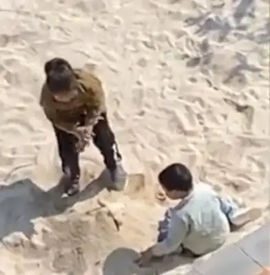 Guizhou's children buried their dogs in the sand while their parents were gone