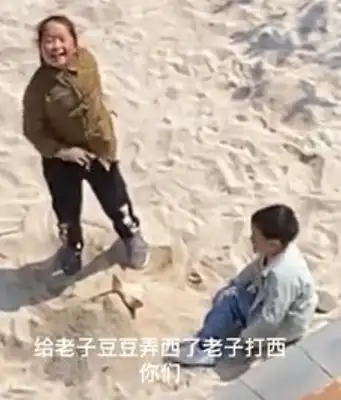 Guizhou's children buried their dogs in the sand while their parents were gone