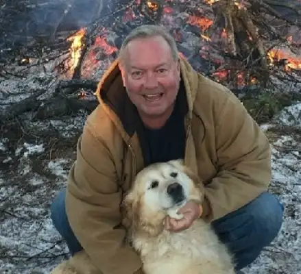 The master accidentally fell in the snow and fainted, lucky the dog saved his life。