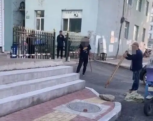 Two men beat dogs with sticks in the street, the woman cried and stopped. Police: the dog was sent to help. Stop