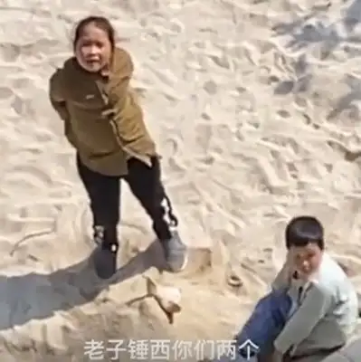 Guizhou's children buried their dogs in the sand while their parents were gone