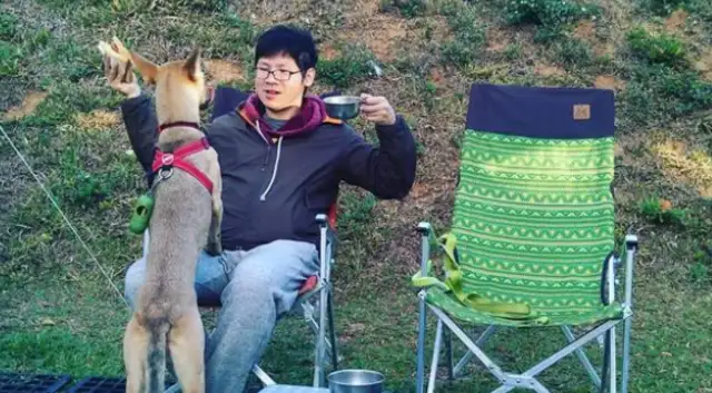 Heart dog! The master is going to take a picture of the family, and the dog is going out to take it