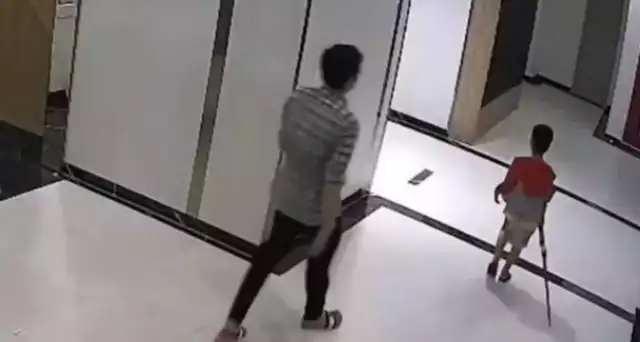 DAD KICKED A DOG WITHOUT A LEASH TO PROTECT HIS SON