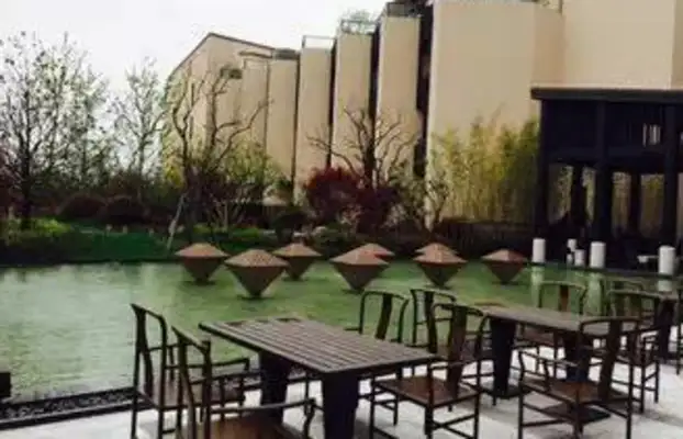 A HOTEL WHERE NO TIN CAN TAKE A DOG