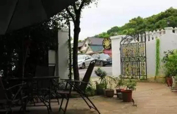 A HOTEL WHERE NO TIN CAN TAKE A DOG