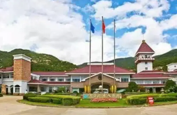 A HOTEL WHERE NO TIN CAN TAKE A DOG