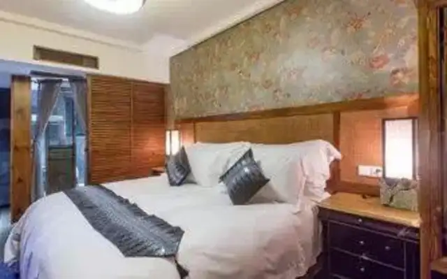 A HOTEL WHERE NO TIN CAN TAKE A DOG