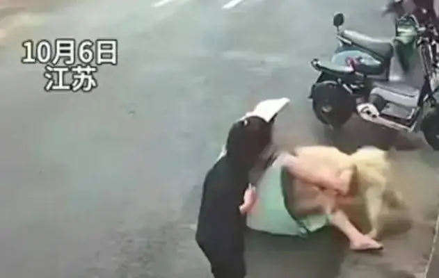 It's a big deal! Jiangsu's been bitten by a woman for fear of disfigurement. Her pine lions never tied a rope