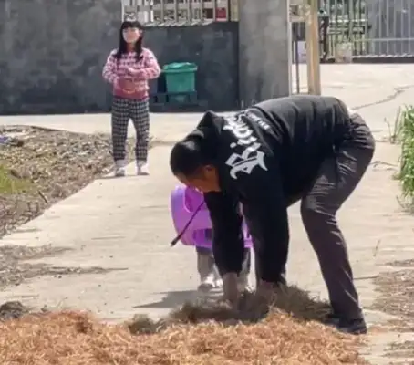 When the master worked in the farm at the door, the dog did something moving: it didn't feed you