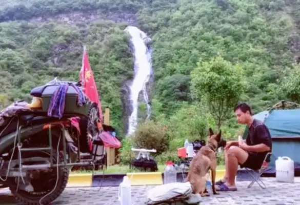 The young man took the dog from Beijing to Tibet, and the dog picked up the bottle for savings