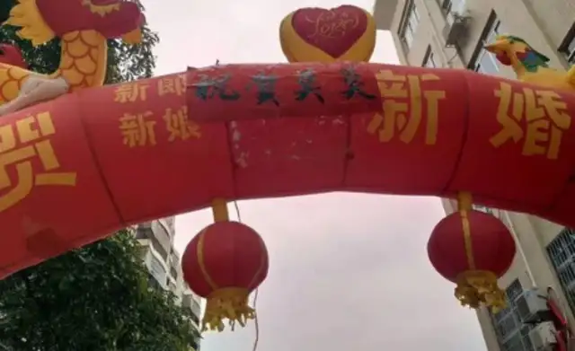 Guangxi has 10 pups and the master is happy to celebrate