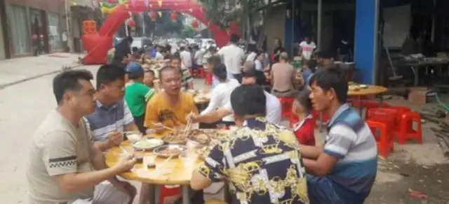 Guangxi has 10 pups and the master is happy to celebrate