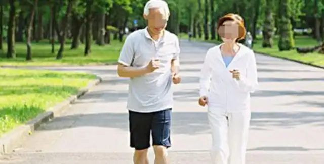 The old lady in Beijing was tripped by untie dogs, and the family claimed 2.6 million from the dog master